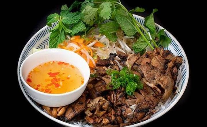 47. Grilled Pork with Vermicelli Noodles (烤猪肉檬)